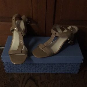 Vera Wang taupe open toe sandals Size 7